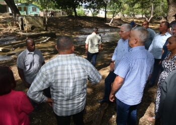 El presidente Miguel Díaz-Canel y otras autoridades cubanas durante un recorrido por zonas de la región oriental afectadas recientemente por intensas lluvias. Foto: @PresidenciaCuba / X.