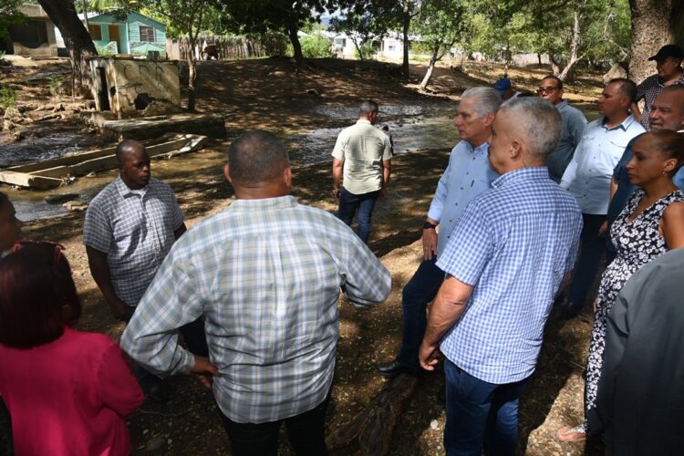 El presidente Miguel Díaz-Canel y otras autoridades cubanas durante un recorrido por zonas de la región oriental afectadas recientemente por intensas lluvias. Foto: @PresidenciaCuba / X.