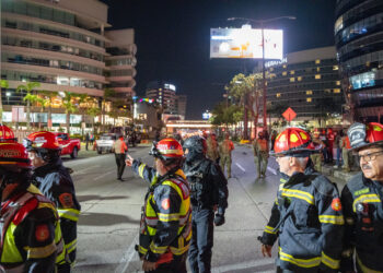 Bomberos de Ecuador custodian los exteriores de un centro comercial donde explotó el vehículo este martes, en Guayaquil. Foto:  Mauricio Torres/EFE.