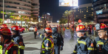 Bomberos de Ecuador custodian los exteriores de un centro comercial donde explotó el vehículo este martes, en Guayaquil. Foto:  Mauricio Torres/EFE.