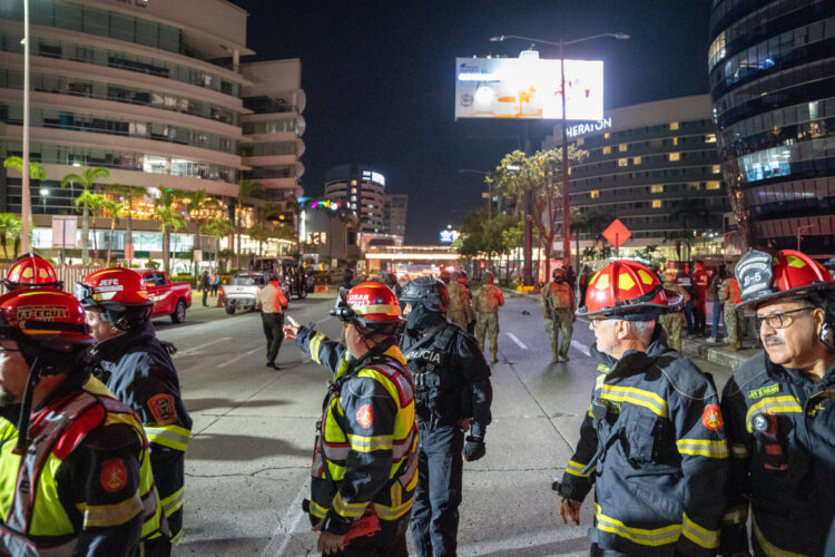 Bomberos de Ecuador custodian los exteriores de un centro comercial donde explotó el vehículo este martes, en Guayaquil. Foto:  Mauricio Torres/EFE.