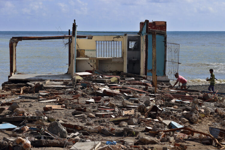 Una casa destruida en el poblado de Guamá, Santiago de Cuba, tras el paso del huracán Melissa por ese territorio. Foto: EFE/Ernesto Mastrascusa.