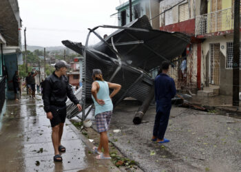 Daños provocados por el paso del huracán Melissa en Santiago de Cuba. Foto: Ernesto Mastrascusa / EFE.