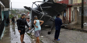Daños provocados por el paso del huracán Melissa en Santiago de Cuba. Foto: Ernesto Mastrascusa / EFE.