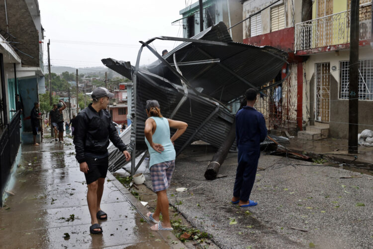 Daños provocados por el paso del huracán Melissa en Santiago de Cuba. Foto: Ernesto Mastrascusa / EFE.