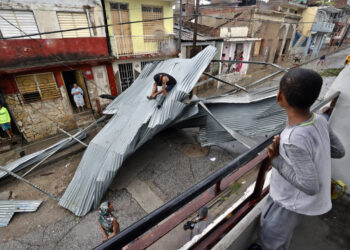 Los restos de una cubierta ligera fueron a dar a una calle en Santiago de Cuba tras el paso del huracán Melissa, que ya se aleja de Cuba con categoría 2. Foto: EFE/ Ernesto Mastrascusa.