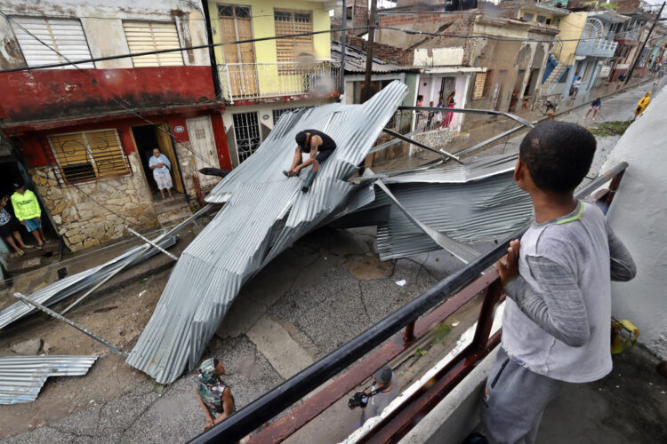 Los restos de una cubierta ligera fueron a dar a una calle en Santiago de Cuba tras el paso del huracán Melissa, que ya se aleja de Cuba con categoría 2. Foto: EFE/ Ernesto Mastrascusa.