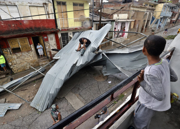 Los restos de una cubierta ligera fueron a dar a una calle en Santiago de Cuba tras el paso del huracán Melissa, que ya se aleja de Cuba con categoría 2. Foto: EFE/ Ernesto Mastrascusa.