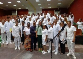Enfermeros de Santiago de Cuba llegados a La Habana como apoyo ante la compleja situación sanitaria en la capital cubana. Foto: Tomada del perfil en Facebook de la Dirección Provincial de Salud La Habana.