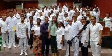 Enfermeros de Santiago de Cuba llegados a La Habana como apoyo ante la compleja situación sanitaria en la capital cubana. Foto: Tomada del perfil en Facebook de la Dirección Provincial de Salud La Habana.