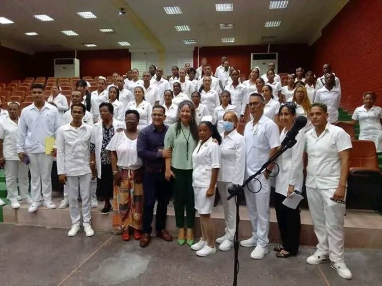 Enfermeros de Santiago de Cuba llegados a La Habana como apoyo ante la compleja situación sanitaria en la capital cubana. Foto: Tomada del perfil en Facebook de la Dirección Provincial de Salud La Habana.