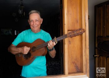 Enrique con el tres de casi cien años que perteneció a su padre. Foto: Jorge Ricardo.