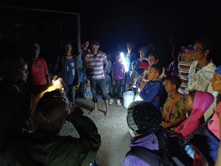 Pobladores de Zabalo recibidos en el centro de evacuación de Jobabo en Las Tunas. Foto: Yaidel Miguel Rodríguez Castro/FB.