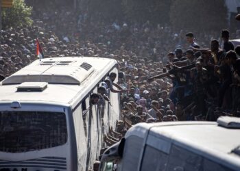 Palestinos reciben a los presos liberados. La primera fase del acuerdo de paz de Gaza, alcanzado entre Israel y Hamás, incluye la liberación de rehenes israelíes y presos palestinos, una retirada parcial de las fuerzas israelíes y el envío de ayuda humanitaria a Gaza. Foto: HAITHAM IMAD/ EFE/EPA.