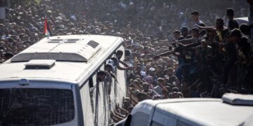Palestinos reciben a los presos liberados. La primera fase del acuerdo de paz de Gaza, alcanzado entre Israel y Hamás, incluye la liberación de rehenes israelíes y presos palestinos, una retirada parcial de las fuerzas israelíes y el envío de ayuda humanitaria a Gaza. Foto: HAITHAM IMAD/ EFE/EPA.