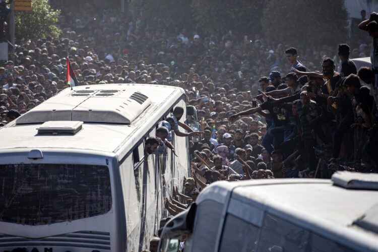 Palestinos reciben a los presos liberados. La primera fase del acuerdo de paz de Gaza, alcanzado entre Israel y Hamás, incluye la liberación de rehenes israelíes y presos palestinos, una retirada parcial de las fuerzas israelíes y el envío de ayuda humanitaria a Gaza. Foto: HAITHAM IMAD/ EFE/EPA.