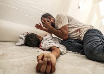Un hombre llora sobre el cadáver de su sobrino en el hospital de Al-Shifa en Ciudad de Gaza, después de un ataque israelí el 9 de octubre de 2023. Foto: EFE/EPA/MOHAMMED SABER
