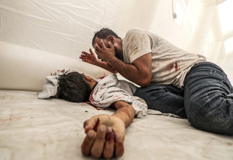 Un hombre llora sobre el cadáver de su sobrino en el hospital de Al-Shifa en Ciudad de Gaza, después de un ataque israelí el 9 de octubre de 2023. Foto: EFE/EPA/MOHAMMED SABER