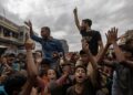 Palestinos desplazados celebran el anuncio de un acuerdo de alto el fuego entre Hamás e Israel en Khan Younis, al sur de la Franja de Gaza, este jueves. Foto: EFE/ Haitham Imad.