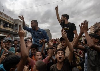 Palestinos desplazados celebran el anuncio de un acuerdo de alto el fuego entre Hamás e Israel en Khan Younis, al sur de la Franja de Gaza, este jueves. Foto: EFE/ Haitham Imad.