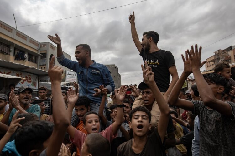Palestinos desplazados celebran el anuncio de un acuerdo de alto el fuego entre Hamás e Israel en Khan Younis, al sur de la Franja de Gaza, este jueves. Foto: EFE/ Haitham Imad.