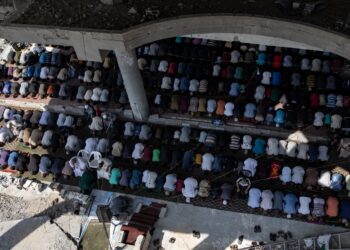 Palestinos desplazados realizan las primeras oraciones del viernes tras el alto el fuego entre Israel y Hamás entre las ruinas de la destruida mezquita Al-Albani en el campamento de Khan Yunis, al sur de la Franja de Gaza, el 17 de octubre de 2025. Foto: EFE/EPA/HAITHAM IMAD