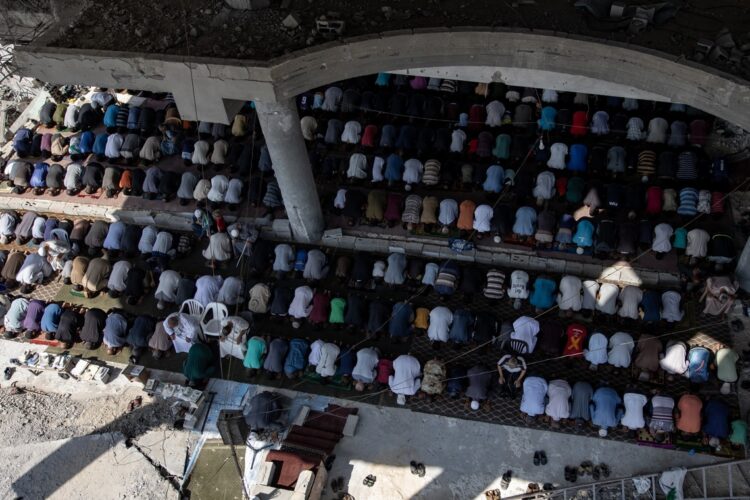 Palestinos desplazados realizan las primeras oraciones del viernes tras el alto el fuego entre Israel y Hamás entre las ruinas de la destruida mezquita Al-Albani en el campamento de Khan Yunis, al sur de la Franja de Gaza, el 17 de octubre de 2025. Foto: EFE/EPA/HAITHAM IMAD