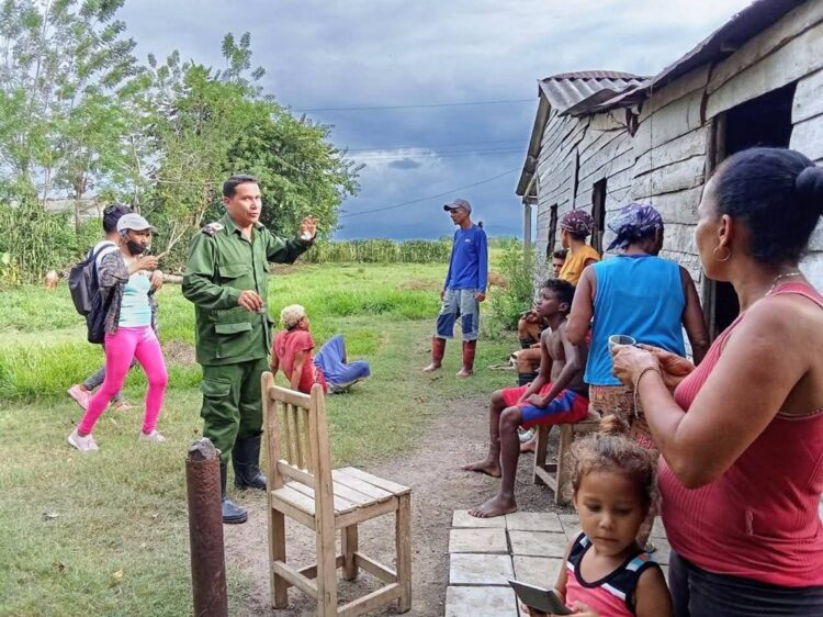 Autoridades del Consejo de Defensa Municipal de Manzanillo, Granma, hablan con pobladores ante la llegada del huracán Melissa. Foto: Roberto Mesa Matos.