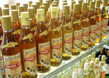 Botellas de Guayabita del Pinar producidas y comercializadas bajo el control de la empresa Cuba Ron S.A. Foto: Tomada de la página del Mintur en Facebook.