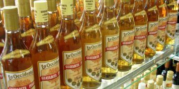 Botellas de Guayabita del Pinar producidas y comercializadas bajo el control de la empresa Cuba Ron S.A. Foto: Tomada de la página del Mintur en Facebook.