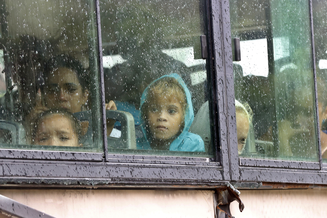 Niños son evacuados ante la cercanía del huracán Melissa este martes, en Santiago de Cuba. Foto: Ernesto Mastrascusa / EFE.