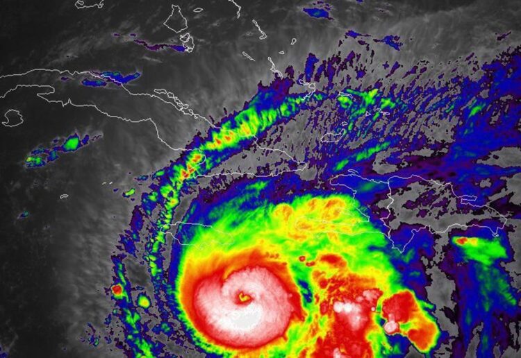 El poderoso huracán Melissa, al sur de Jamaica. Imagen tomada del perfil en Facebook del Instituto de Meteorología de Cuba.
