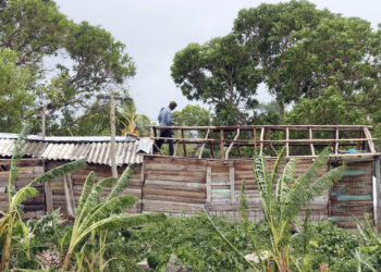 Un hombre repara el techo de su vivienda este miércoles, en el poblado de Guama en Santiago de Cuba. Foto: EFE/ Ernesto Mastrascusa.