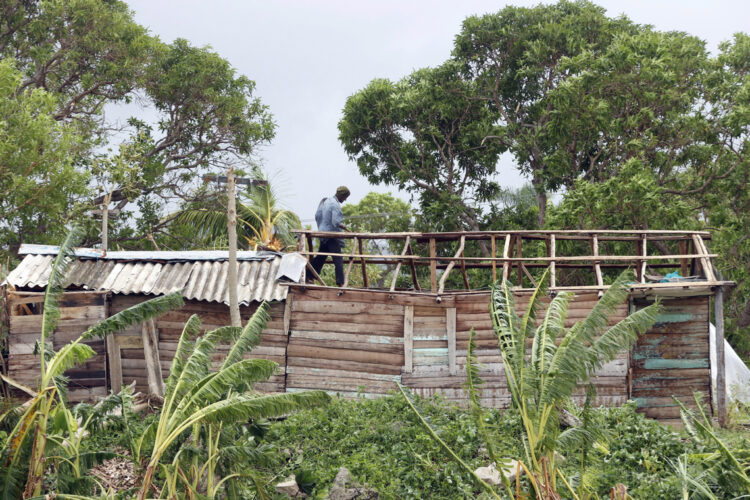 Un hombre repara el techo de su vivienda este miércoles, en el poblado de Guama en Santiago de Cuba. Foto: EFE/ Ernesto Mastrascusa.