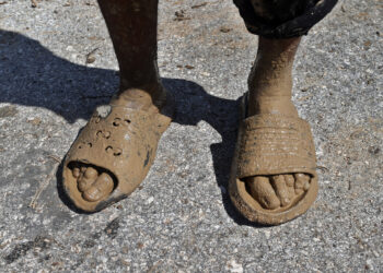 Los pies llenos de lodo de una persona en el poblado de Guamá, Santiago de Cuba, tras el paso del huracán Melissa. Foto: EFE/ Ernesto Mastrascusa.
