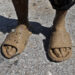 Los pies llenos de lodo de una persona en el poblado de Guamá, Santiago de Cuba, tras el paso del huracán Melissa. Foto: EFE/ Ernesto Mastrascusa.