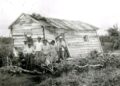 Familia campesina afectada por el paso del Huracán Fox. Las Villas, octubre de 1952. Foto: Tomada del Grupo de Facebook Recorriendo la Historia de Cuba.