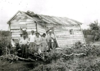 Familia campesina afectada por el paso del Huracán Fox. Las Villas, octubre de 1952. Foto: Tomada del Grupo de Facebook Recorriendo la Historia de Cuba.