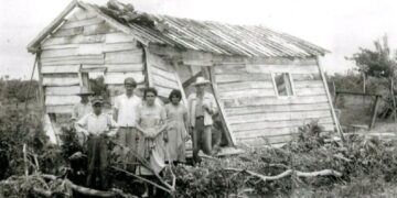 Familia campesina afectada por el paso del Huracán Fox. Las Villas, octubre de 1952. Foto: Tomada del Grupo de Facebook Recorriendo la Historia de Cuba.