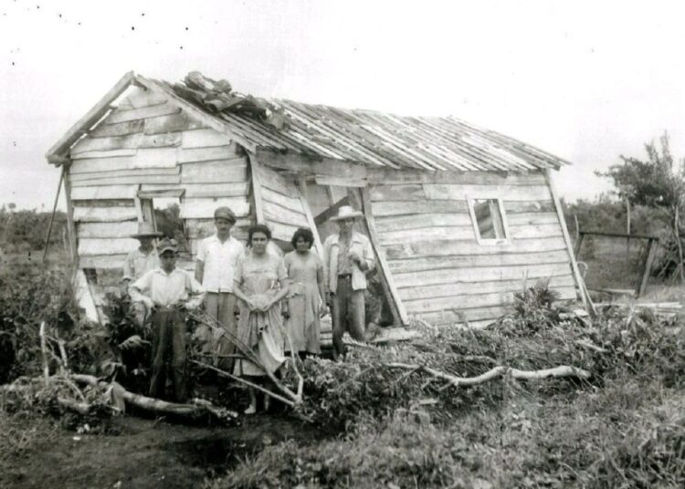 Familia campesina afectada por el paso del Huracán Fox. Las Villas, octubre de 1952. Foto: Tomada del Grupo de Facebook Recorriendo la Historia de Cuba.