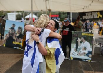 Celebración tras el anuncio de un acuerdo de paz en la Plaza de los Rehenes de Tel Aviv, Israel, este jueves. Foto: Abrir Sultan/EFE.