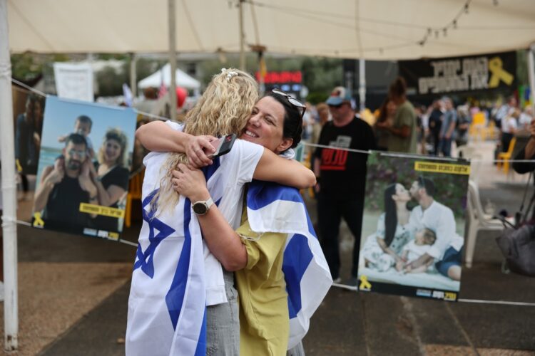 Celebración tras el anuncio de un acuerdo de paz en la Plaza de los Rehenes de Tel Aviv, Israel, este jueves. Foto: Abrir Sultan/EFE.