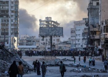 Palestinos se movilizan en la plaza Al Saraya mientras se eleva el humo tras un ataque aéreo israelí en el barrio de Tal Al Hawa durante una operación militar en la ciudad de Gaza, Franja de Gaza, el 6 de octubre de 2025. Según la ONU, alrededor del 90 % de la población de Gaza, o 1,9 millones de personas, se ha visto desplazada desde el inicio del conflicto. Foto: EFE/EPA/MOHAMMED SABER.