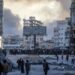 Palestinos se movilizan en la plaza Al Saraya mientras se eleva el humo tras un ataque aéreo israelí en el barrio de Tal Al Hawa durante una operación militar en la ciudad de Gaza, Franja de Gaza, el 6 de octubre de 2025. Según la ONU, alrededor del 90 % de la población de Gaza, o 1,9 millones de personas, se ha visto desplazada desde el inicio del conflicto. Foto: EFE/EPA/MOHAMMED SABER.