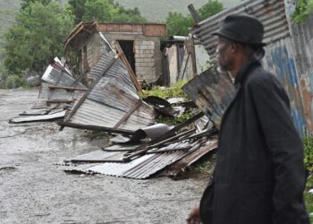 El potente huracán Melissa tocó tierra en Jamaica con vientos máximos sostenidos cercanos a los 295 kilómetros por hora, lluvias torrenciales y marejadas que amenazan con provocar inundaciones y daños catastróficos. Foto: Rudolph Brown/EFE.