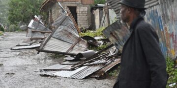 El potente huracán Melissa tocó tierra en Jamaica con vientos máximos sostenidos cercanos a los 295 kilómetros por hora, lluvias torrenciales y marejadas que amenazan con provocar inundaciones y daños catastróficos. Foto: Rudolph Brown/EFE.