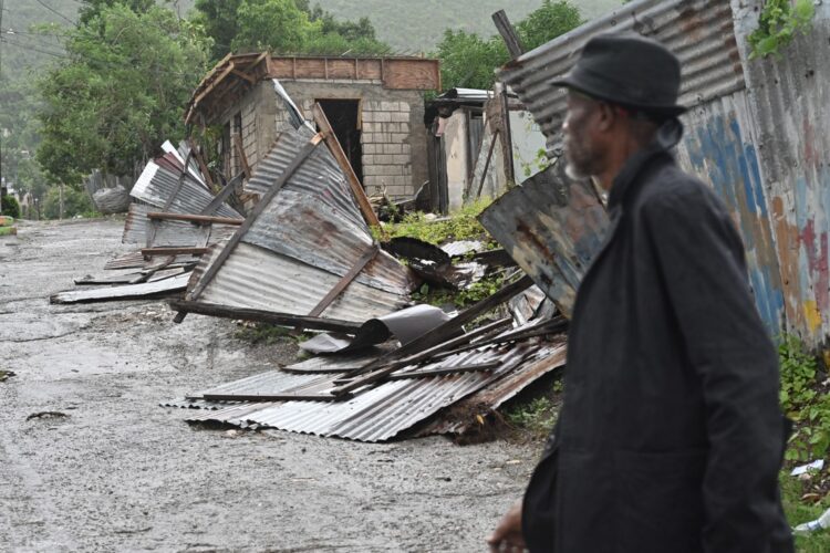 El potente huracán Melissa tocó tierra en Jamaica con vientos máximos sostenidos cercanos a los 295 kilómetros por hora, lluvias torrenciales y marejadas que amenazan con provocar inundaciones y daños catastróficos. Foto: Rudolph Brown/EFE.