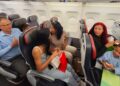 Ferrer en el avión, junto a parte de su familia.