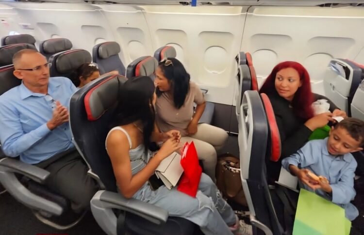 Ferrer en el avión, junto a parte de su familia.