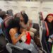Ferrer en el avión, junto a parte de su familia.